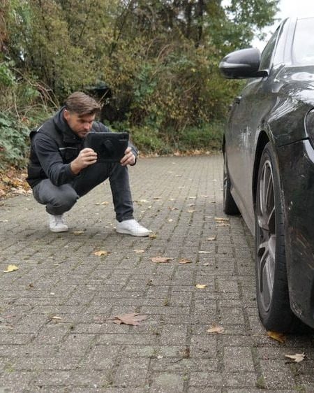 Carsten Heiken fotografiert ein Fahrzeug bei der Besichtigung in Castrop-Rauxel